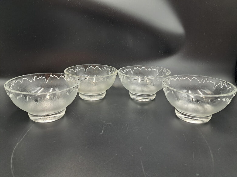 Bezkrāsaino presēta stikla bļodiņu uz platas kājiņas, matēts raksts komplekts 4 personām. Ražotājs: ARC, Francija (Stikls sk 328)