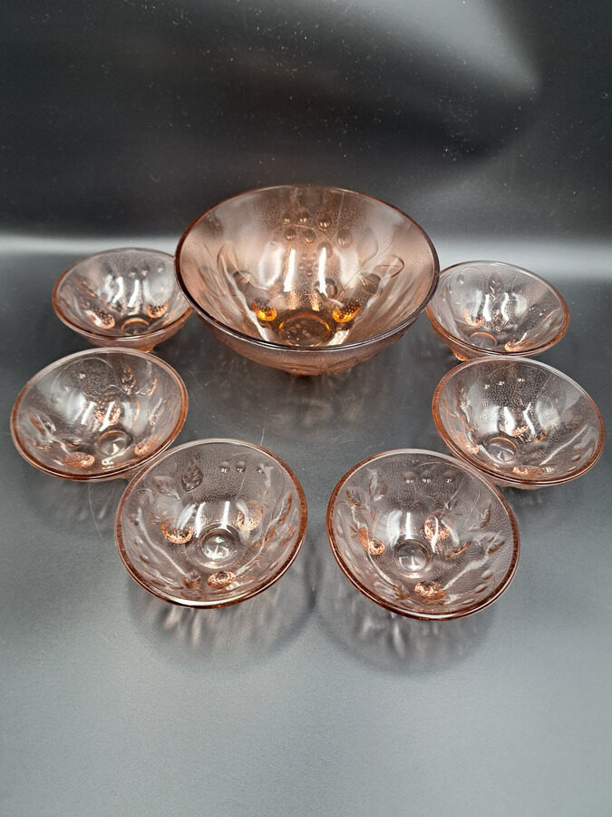 Jauks rozā presēta stikla bļodiņu uz kājiņām-zemenēm komplekts 1+6 (Stikls sk 325)