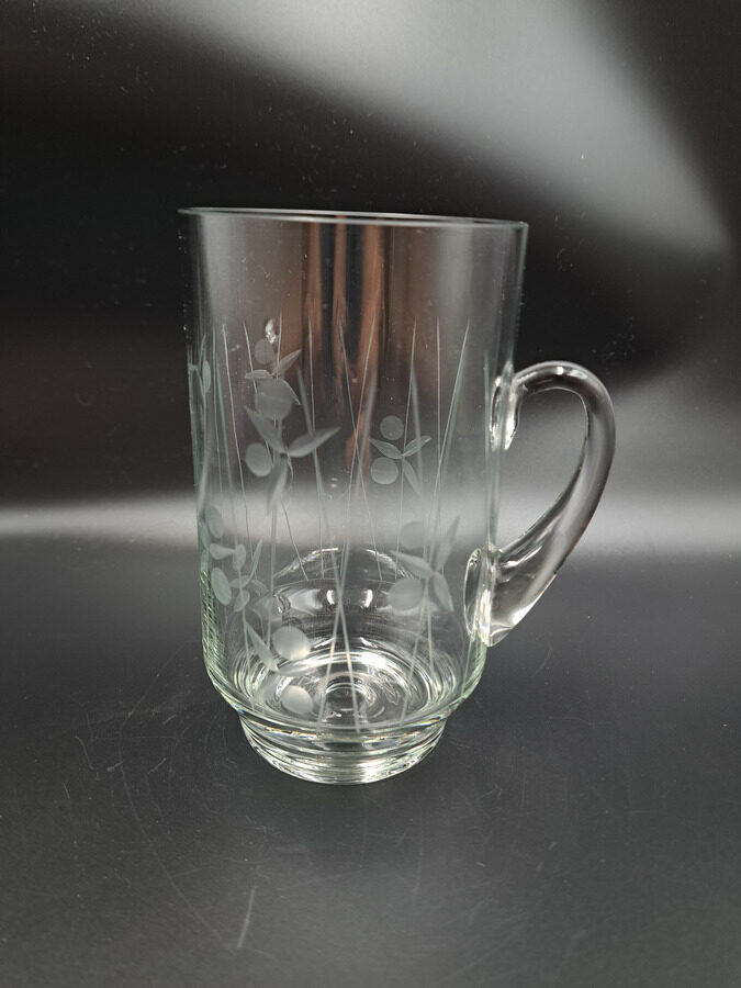 Izsmlacināts dāmu alus/kvasa kauss ar puķu rakstu, rokas gravēšana. H=15cm, d=8,5cm, tilpums 600ml (Stikla gl 385)