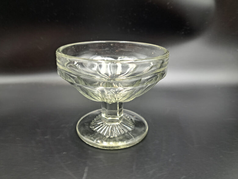 Presēta bezkrāsaina stikla deserta trauks uz kājiņas, d=9,7cm, h=8cm. Ražotājs ir, iespējams, NEMAN (Citi st 240)