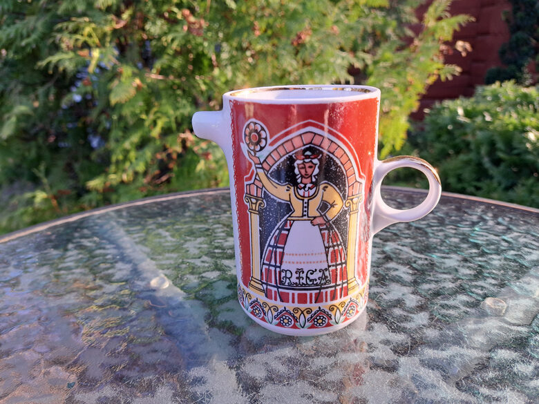 Kafijas kannia no mini kafijas servīzes Rīga ar meiteni un zeltu, ražošanas porcelāna plīsums (Citi 407)