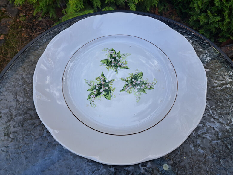 Lielais apaļas servējamais šķīvis ar maijpuķītēm brūnu apvilkumu centrā, pusdienu servīze "Viktorija", RPR. D=36cm. (Viktorija pusd 104)