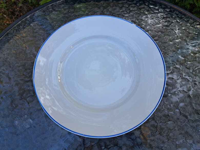 Otrā ēdiena šķīvis ar zilu apvilkumu, d=24cm. Zīmogs P.B. - porcelāna braķis. Ražotājs ir Kuzņecovs Rīga, Plakans nošķēlums (Kuzņecovs 187)