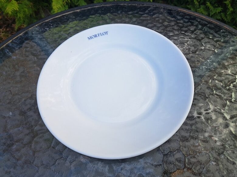 Otrā ēdiena šķīvis balts ar uzrakstu "MOR FLOT", d=23,5cm. Ražotājs ir Arcopal, Francija (Citi rpt 342)