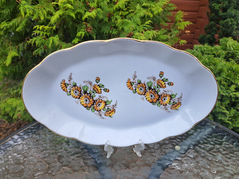 Lielais garenais šķīvjis, pusdienu servīzee "Ārija" ar kliņģerītēm (2 lieli pušķi centrā) un zeltu, RPR. L=36cm (Ārija pusdienu 465)