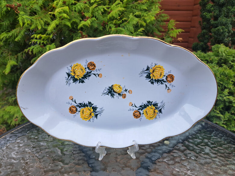 Lielais garenais šķīvjis no pusdienu servīzes "Ārija" ar dzeltenām asterēm (5 mazi pušķi) un zeltu, RPR. L=36cm (Ārija pusdienu 464)