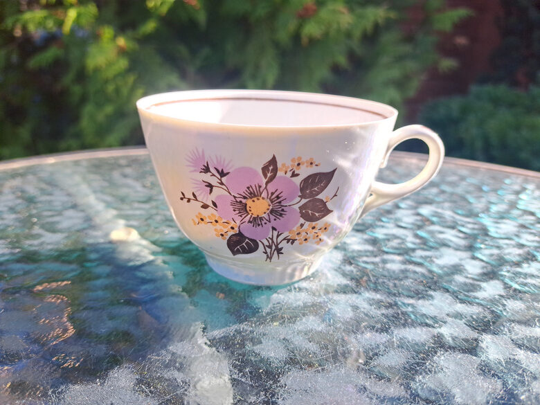 Krūzīte, plānsienu tējas servīze "Diāna" lustrēta ar burvīgu lillā puķi un brūnu apvilkumu, RPR (Diāna 106)