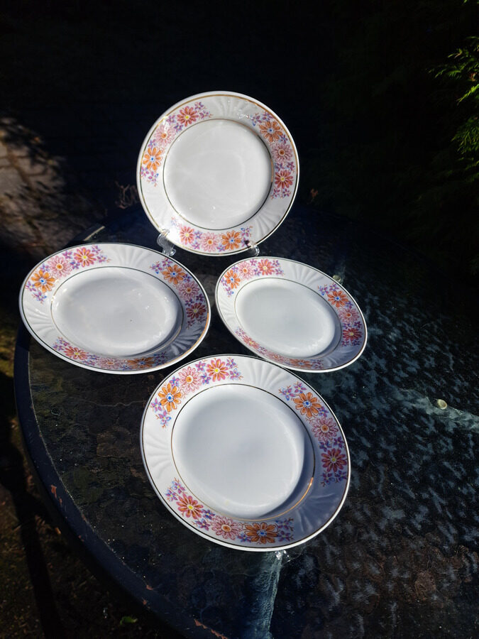 Kūku šķīvji, tējas servīze "Māra" ar reti sastopamu košu dekolu: lillā un bēšām puķēm un bagātīgu zeltu, RPR (Māra tējas 249)