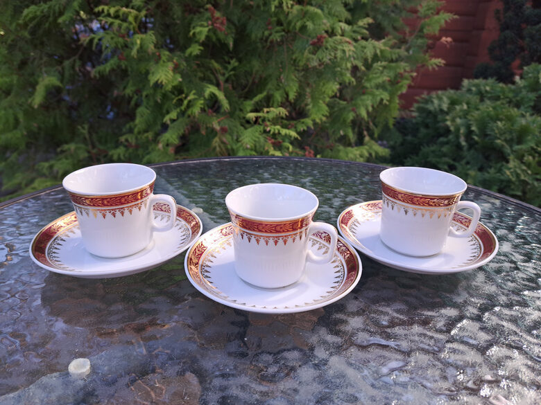 Eleganti mokka kafijas pāri, tilp.100ml ar greznu bordo un zelta dekolu. Ražotājs Thun (Čehija 102)