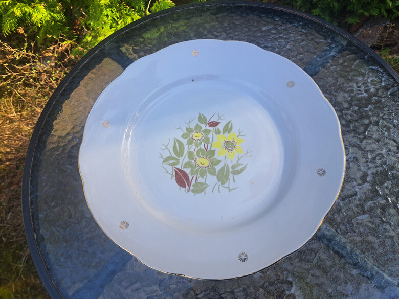 Lielais apaļais servējamais šķīvis, diam.36cm ar haki-dzeltenām-bordo puķēm un zeltu, forma "Vilnis",  RPR (Vilnis pusdienu 203)