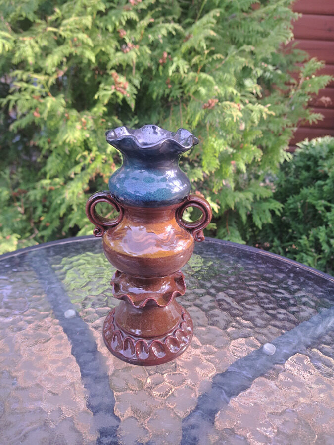 Skaista neliela keramikas vāzīte brūnu ar zaļu, viļņainas malas, osiņas, tautiska stilā, h=19cm (Keram 188)