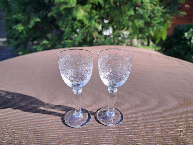 Kristāla liķiera glāzītes 25ml ar vīnogam un vīnogu lapām, Čehija. Iegravēts raksts (Kristāls gl 144)