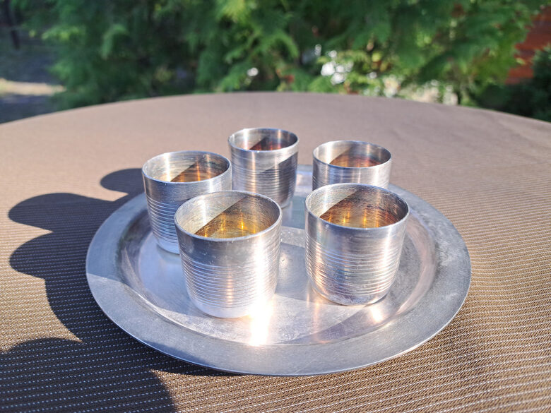 Degvīna komplekts - paplate un 5 glāzītes no melhiora (vara-niķeļa sakausējums) ar zeltījumu (glāzītēm iekšā) un sudrabojumu (glāzītēm ārpus un papalatei visur), bez kastes (Metāls 146)