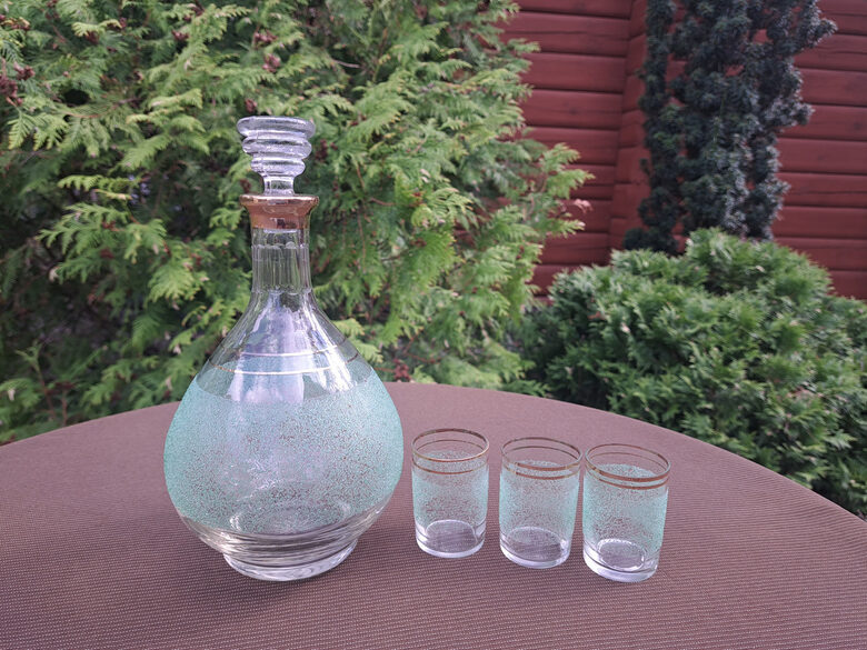 Komplekts - karafe 600ml ar zaļām drupačām, zeltu, rokas graēšanu ar reljefa korķi un 3 glāzītes 60ml, pūsts stikls (Karafe st 97)