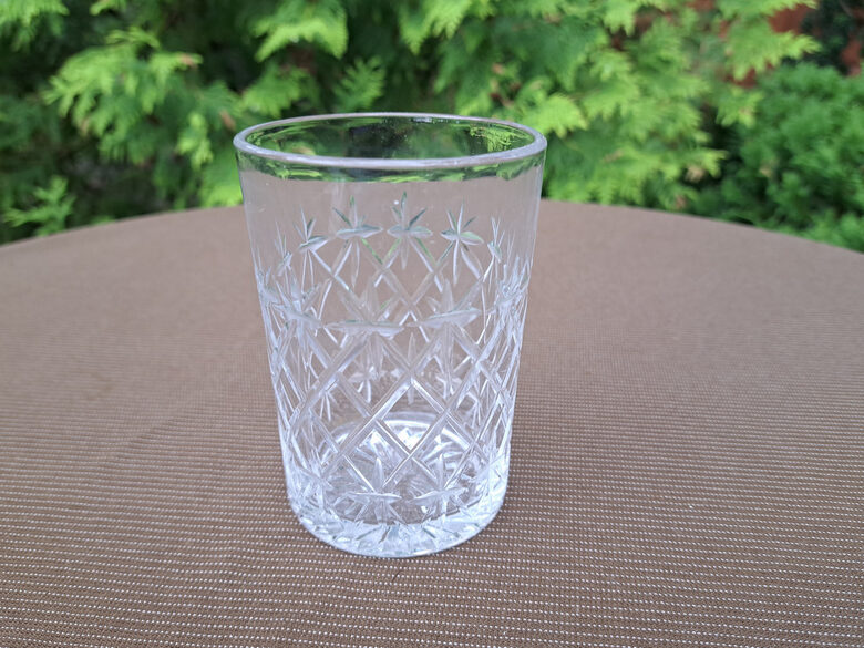 Kristāla glāzes sulai, skaista rokas gravēšana. Tilpums 250ml. H=10cm, d=7cm (Kristāls gl 185)