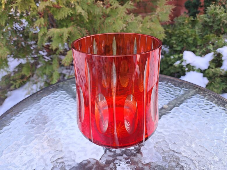 Brīnišķīga rubīna stikla vāze ar skaistu dimanta gravēšanu (Stikla vaze 141)