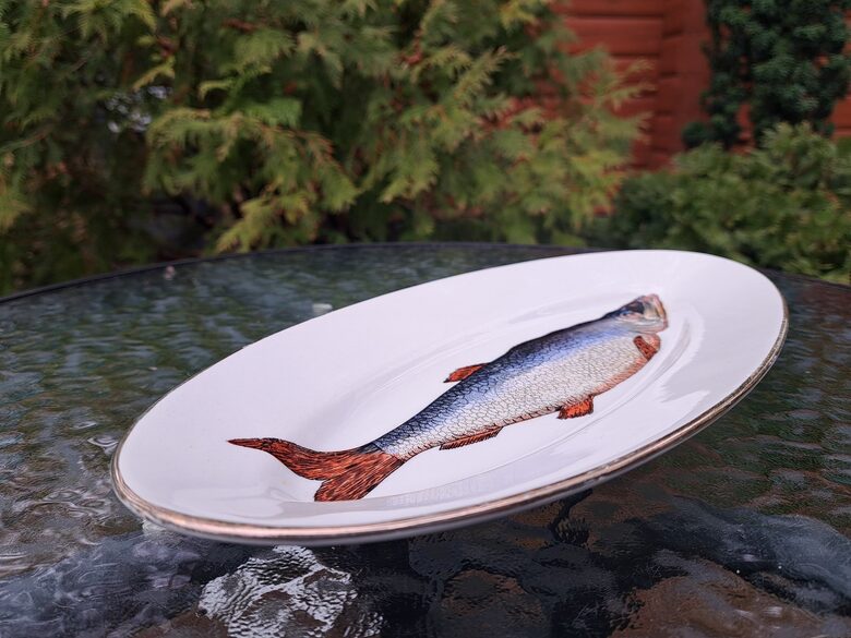 Šķīvis garenais ar siļķi un zelta apvilkumu, fajanss, 31cmx15cm, Kuzņecovs (Kuzņecovs 153)