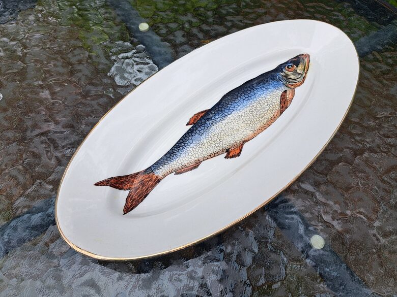 Šķīvis garenais ar siļķi un zelta apvilkumu, fajanss, 31cmx15cm, Kuzņecovs (Kuzņecovs 153)