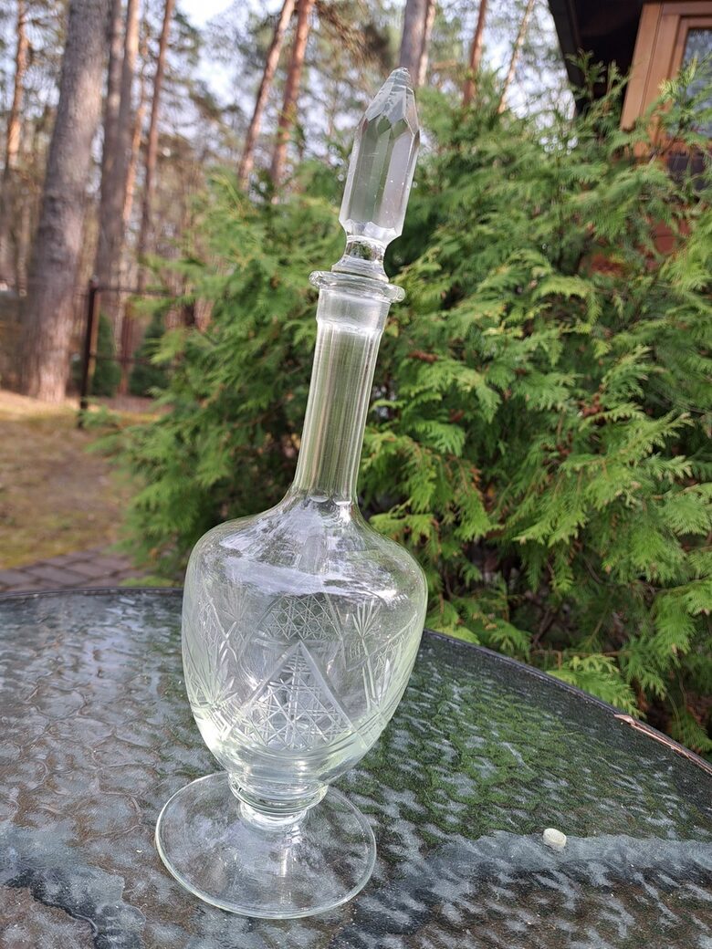 Eleganta stikla karafe uz kājiņas, izsmalcināta rokas gravēšana, ar korķi (Citi st 213)