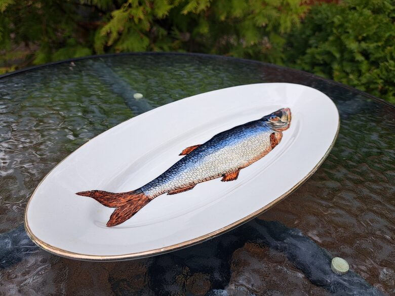 Šķīvis garenais ar siļķi un zelta apvilkumu, fajanss, 31cmx15cm, Kuzņecovs (Kuzņecovs 153)