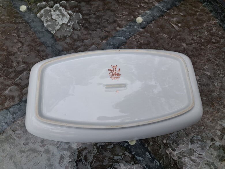 Šķīvis garenais taisnstūra ar gurķiem, zelta apvilkumu,  porcelāns (Kuzņecovs 156)
