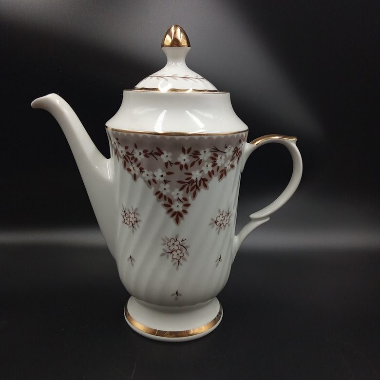 Kafijas kanna lielā, plānsienu kafijas servīze "RĪGA" ar reti sastopamu bēšu puķu dekolu un zeltu, RPR (Rīga 80 125)