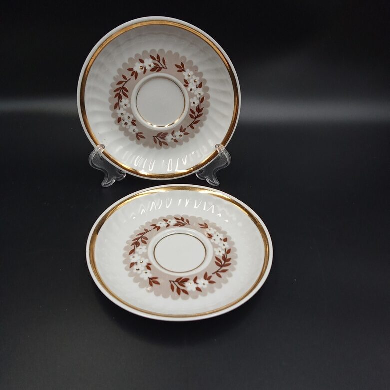 Apakštases, plānsienu kafijas servīze "RĪGA" ar reti sastopamu bēšu puķu dekolu un zeltu, RPR (Rīga 80 129)