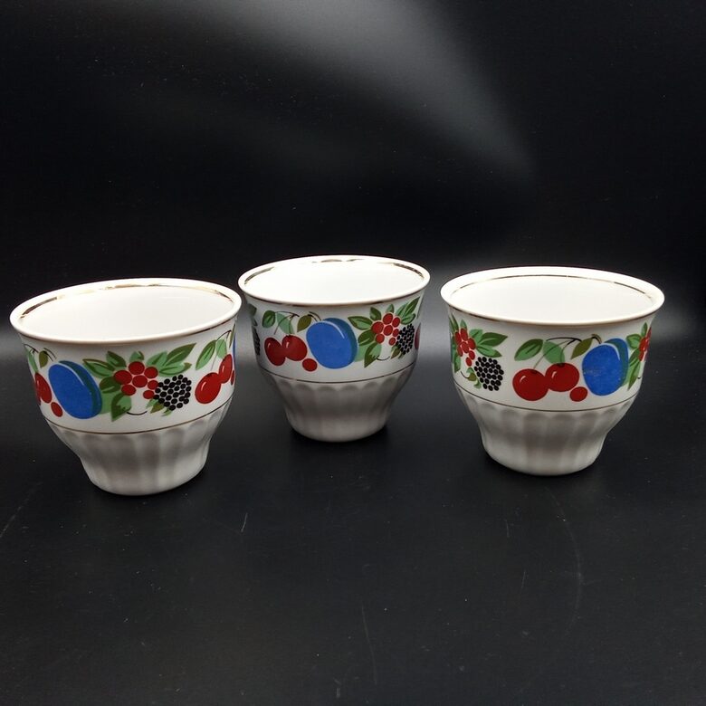 Krūzītes no kompota servīzes ar plūmēm un ķīršiem, kazenēm un 1 zelta svītra iekšā un ārā gar malu, RPR (Kompota 38)