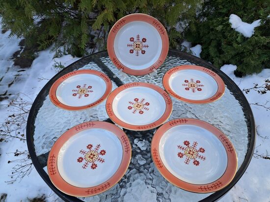 Šķīvji d=17,5cm ar tautīsku rakstu un zeltu, porcelāns, Kuzņecovs Latvijā (Kuzņecovs 183)