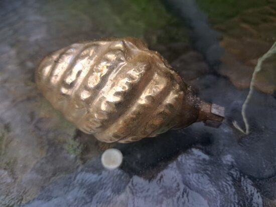 Čiekurs maigi dzeltens ar savīto reljefu, 8,5cmx4,5cm (Egle čiekuri 23)