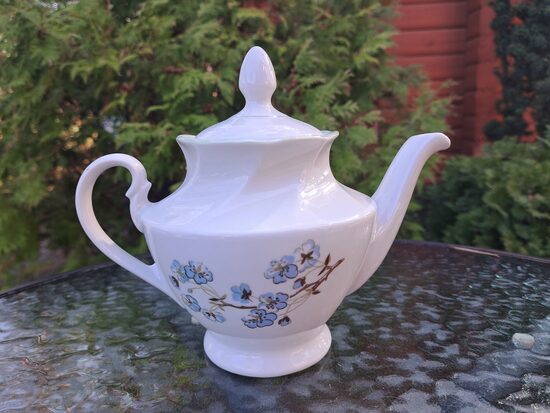 Tējkanna mazā ar gaiši zilām lina puķītēm un gaiši zaļu lustrētu apvilkumu, tējas servīze "Viktorija", RPR (Viktorija t 133)