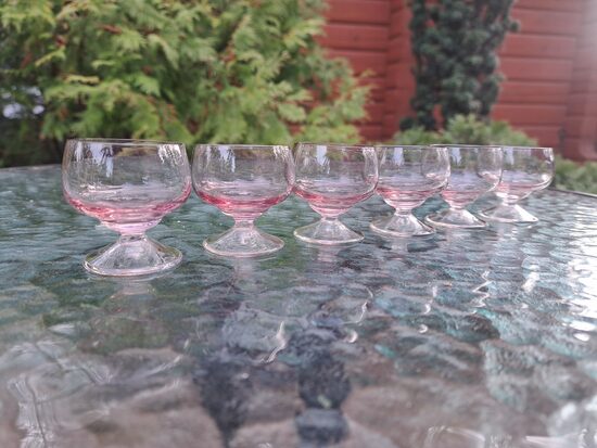 Maigi rozā mazas degvīna glāzīšu uz kājiņas komlekts 6 personām, forma "Vakara", Līvānu stikla fabrika (Stikla gl 273)