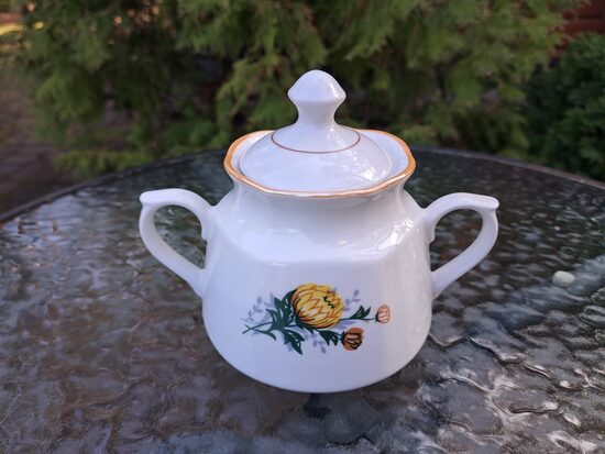 Cukurtrauks, servīze "Karīna" ar dzeltenām asterēm(mazs pušķis) ar bēšu lustrētu apvilkumu, RPR (Karīna 198)