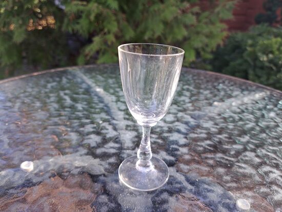 Degvīna glāzītes Nr.220 uz kājiņas, tilpums 60ml, rokas grāvēšana (olīvu), Iļģuciema SF. Sīks plakans nošķēlums (Stikla gl 270)