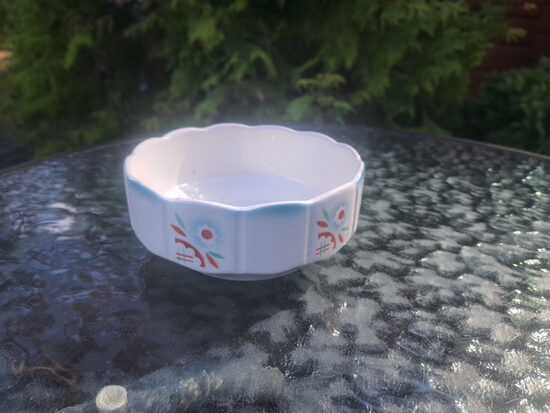 Mazā fajansa bļodiņa ar puķu rakstu gaiši zilos toņos (aerogrāfija), Kuzņecovs, 1920.-ie gadi. Diametrs 12,5cm. Dziļums 5cm (Kuzņecovs 189)