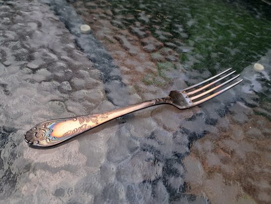 Vintāža meļhiora (vara-nikeļa sakausējums) deserta dakša. Garums 17,5cm (Metāls 124)