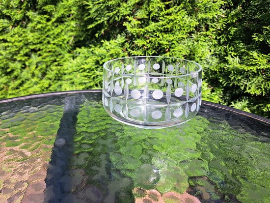 Vintāža bezkrāsaina saldumu bļodiņa uz platas kājiņas. Gravēšana (vainags ar apļiem), sezkrāsains stikls, d=12cm (Stikls sk 303)