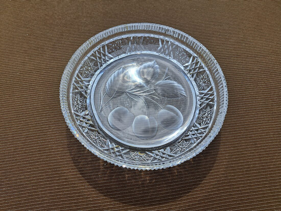 Kristāla bļoda ar smalku rokas gravēšanu un slīpējumu "Ķīrši", d=16cm, dziļums 3,5cm, Loprup, Igaunija (Kristāls sk 90)