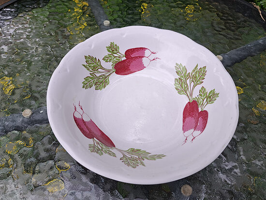 Salātu bļoda ar redīsiem, reljefa mala, RPR. Diam.18,5cm, RPR (Salātu 45)
