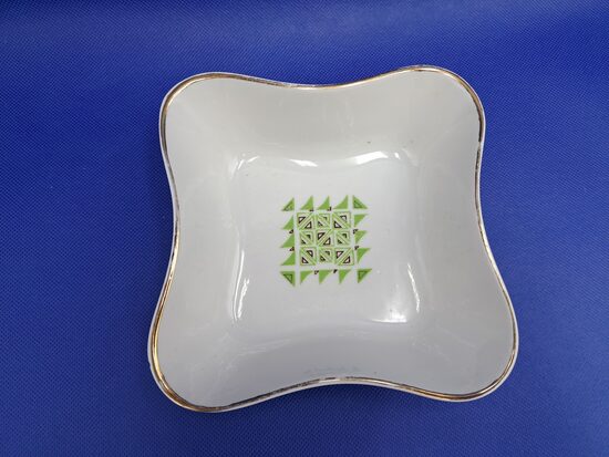 Salātu bļodas, 4-stūru forma ar zaļu rakstu centrā. Diagonāle ir d=19cm, RPR (Citi pusd 278)