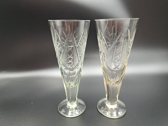 Izsmacinātas vintāžas stikla konusveida šampanieša glāzes uz kājas, 125ml (Stikla gl 372)