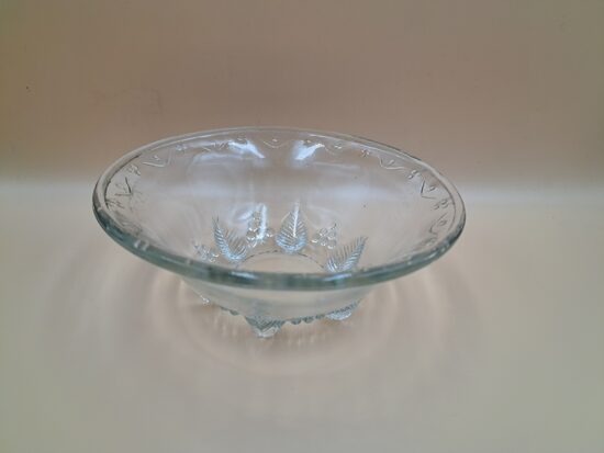 Caurspidīga stikla konfekšu bļodiņa uz kājunām-lapiņām, D=16cm (Stikls sk 315)