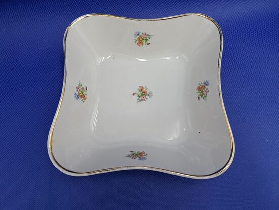 Salātu bļoda, 4-stūrveida forma ar maziem Meisena pušķiem, PFF. Diagonāle ir d=22cm (Citi pusd 279)