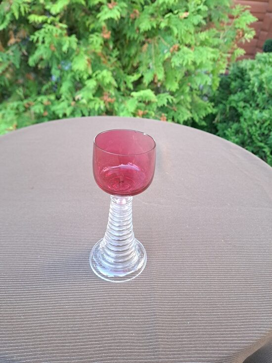 Sena rozā kristāla glāze uz caurspīdīgas kājas, Eiropa. 20.gs. sākums. Tilpums - 100ml, augstums - 15cm (Kristāls gl 130)