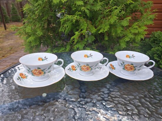 Izsmalcināti porcelāna tējas pāri 200ml ar dzeltenām rozēm un zeltu. Ražotājs ir Jarolina. (Polija 30)