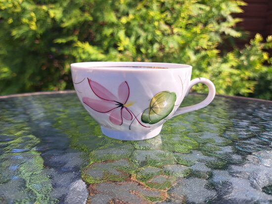 Krūzīte "Regīna" ar ciklamenu un zeltu, PFF. Matveida plaisa (Regina 59)