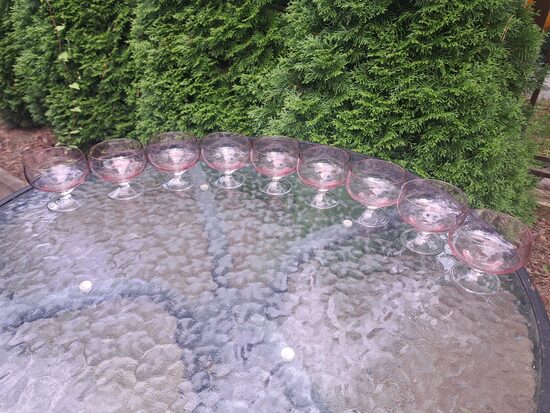 Maigi rozā glāzīšu 85ml uz kājiņas komlekts 9 personām, forma "Vakara", Līvānu stikla fabrika (Stikla gl 316)