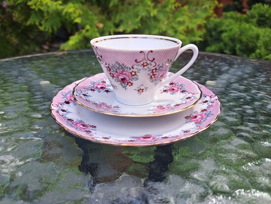 Plānsienu porcelāna trio, servīze "VITA" ar kosām rozēm, rozā tikliņu un zeltu, SIA "Latvpotik" (Vita 105)