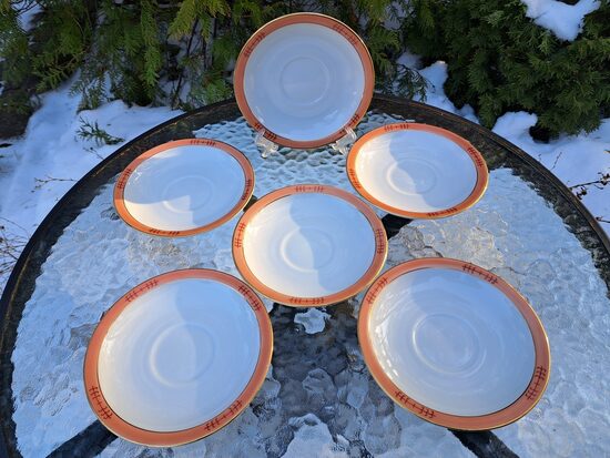 Apakštases d=15cm ar tautīsku rakstu un zeltu, porcelāns, Kuzņecovs Latvijā (Kuzņecovs 184)