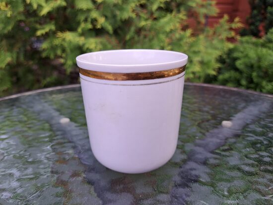 Glāze balta ar zelta svītrām, porcelāns, RPR (Buljona 189)